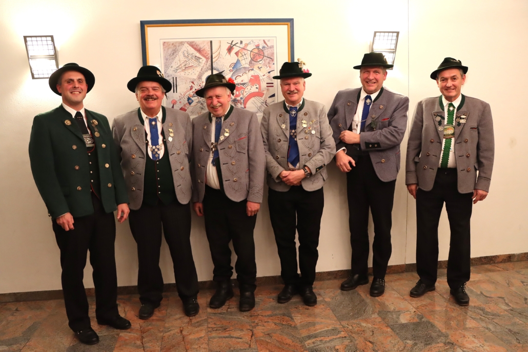 Bei der Frühjahrsversammlung des Loisachgaus freuten sich aus Thanning Alfons Aichler (2. von links), Erhard Hagn (3. von links) sowie Karl-Heinz Meyer (4. von links) zusammen mit dem 1. Vorstand Florian Gams (2. von rechts) über die Auszeichnung mit der Ehrennadel des Loisachgaus für ihre 50-jährige, aktive Mitgliedschaft beim Trachtenverein Thanning. Die Ehrung nahm 1. Gauvorstand Philipp Bodenburg (ganz links) und 2. Gauvorstand Christian Barisch (ganz rechts) vor.