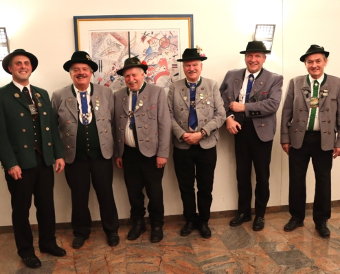 Bei der Frühjahrsversammlung des Loisachgaus freuten sich aus Thanning Alfons Aichler (2. von links), Erhard Hagn (3. von links) sowie Karl-Heinz Meyer (4. von links) zusammen mit dem 1. Vorstand Florian Gams (2. von rechts) über die Auszeichnung mit der Ehrennadel des Loisachgaus für ihre 50-jährige, aktive Mitgliedschaft beim Trachtenverein Thanning. Die Ehrung nahm 1. Gauvorstand Philipp Bodenburg (ganz links) und 2. Gauvorstand Christian Barisch (ganz rechts) vor.