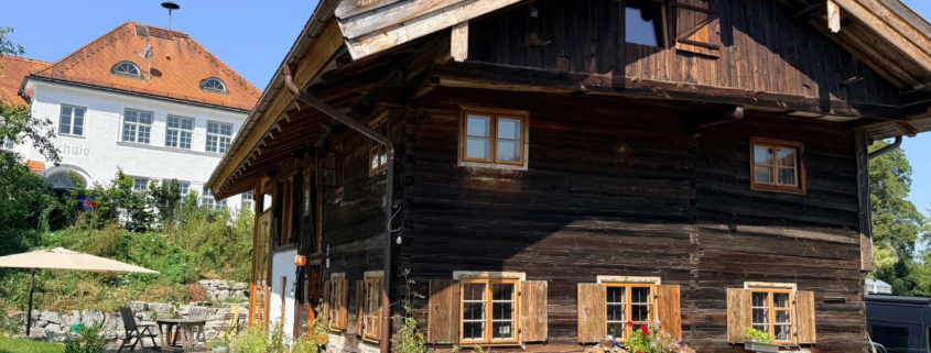 Denkmäler in Thanning wie das Hecklhaus sind beim Tag des offenen Denkmals 2026 Ziel des Ortsrundgangs